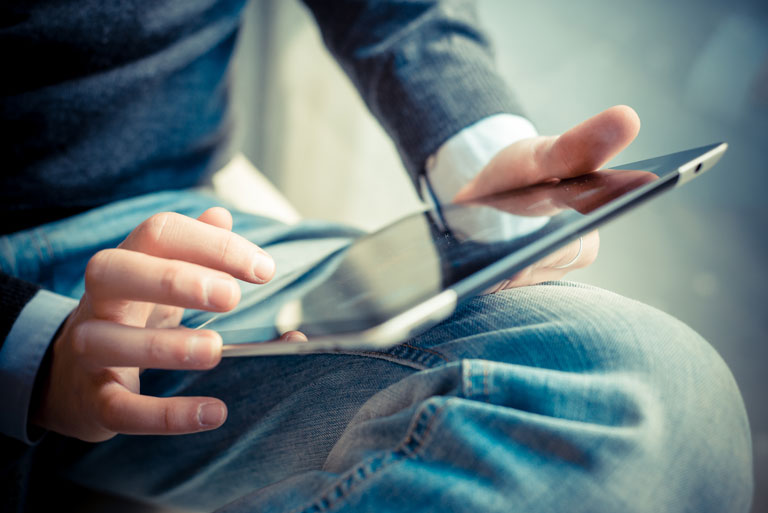Tablet as an affordable playback device for a passive teleprompter